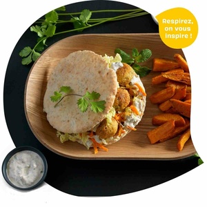 Pain pita falafels et frites de patate douce