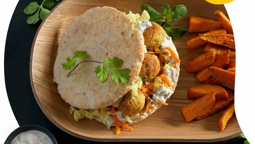 Pain pita, falafels et frites de patate douce