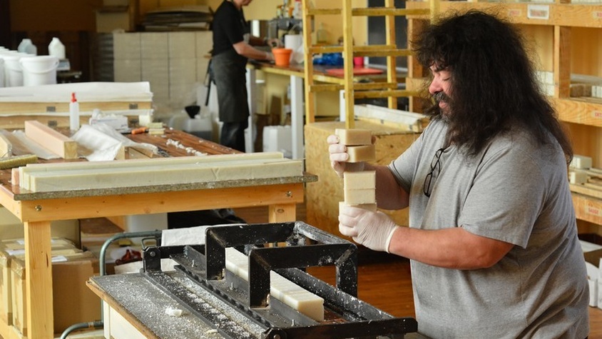 Dans l'atelier de la savonnerie