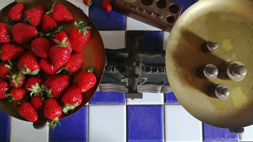 La pesée des fraises à l'ancienne